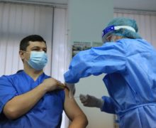 Primul medic a fost vaccinat împotriva coronavirusului în Moldova. Cum se simte?