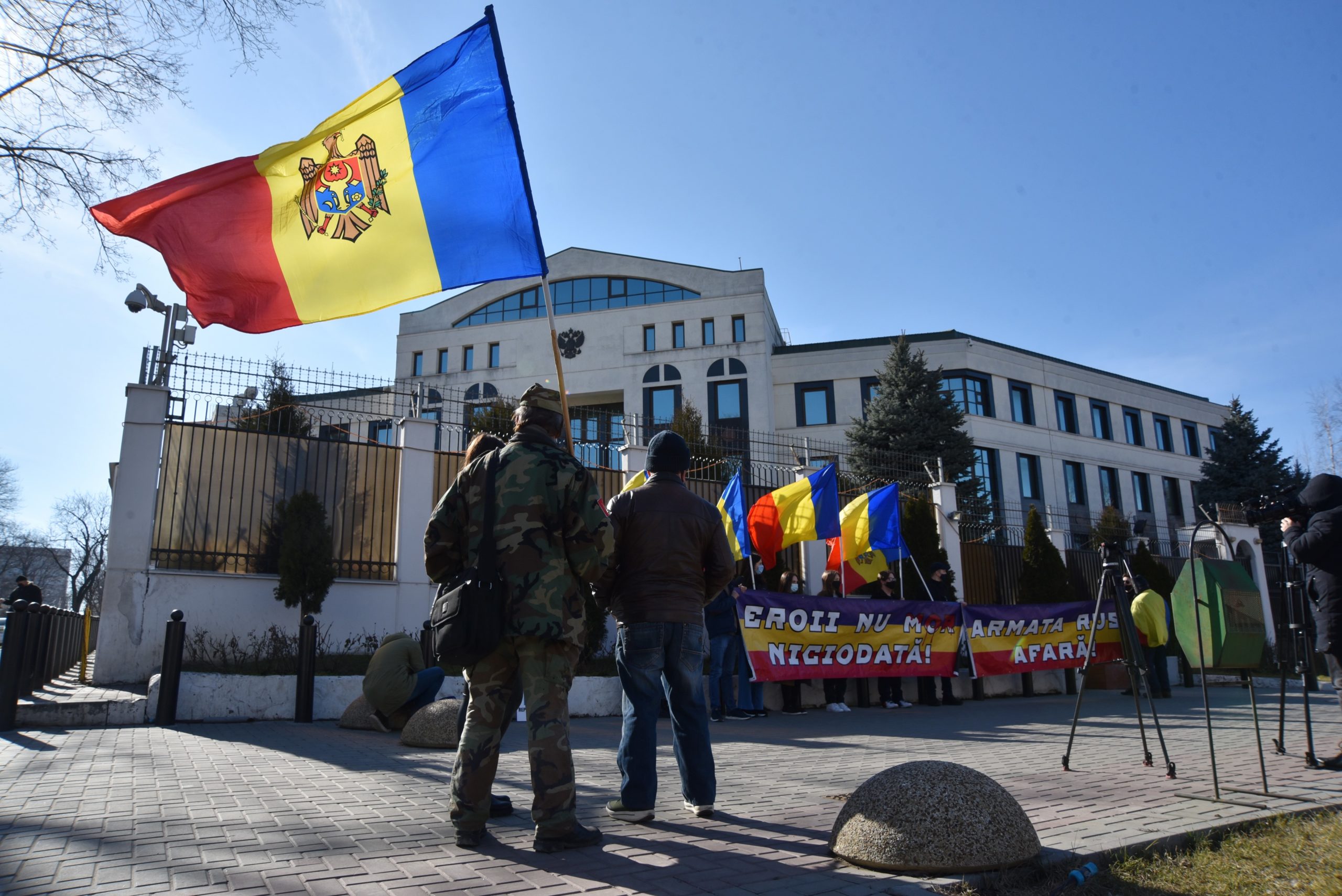 «Путин, не забывай: Бессарабия не твоя». У посольства России в Кишиневе прошел флешмоб (ФОТО)