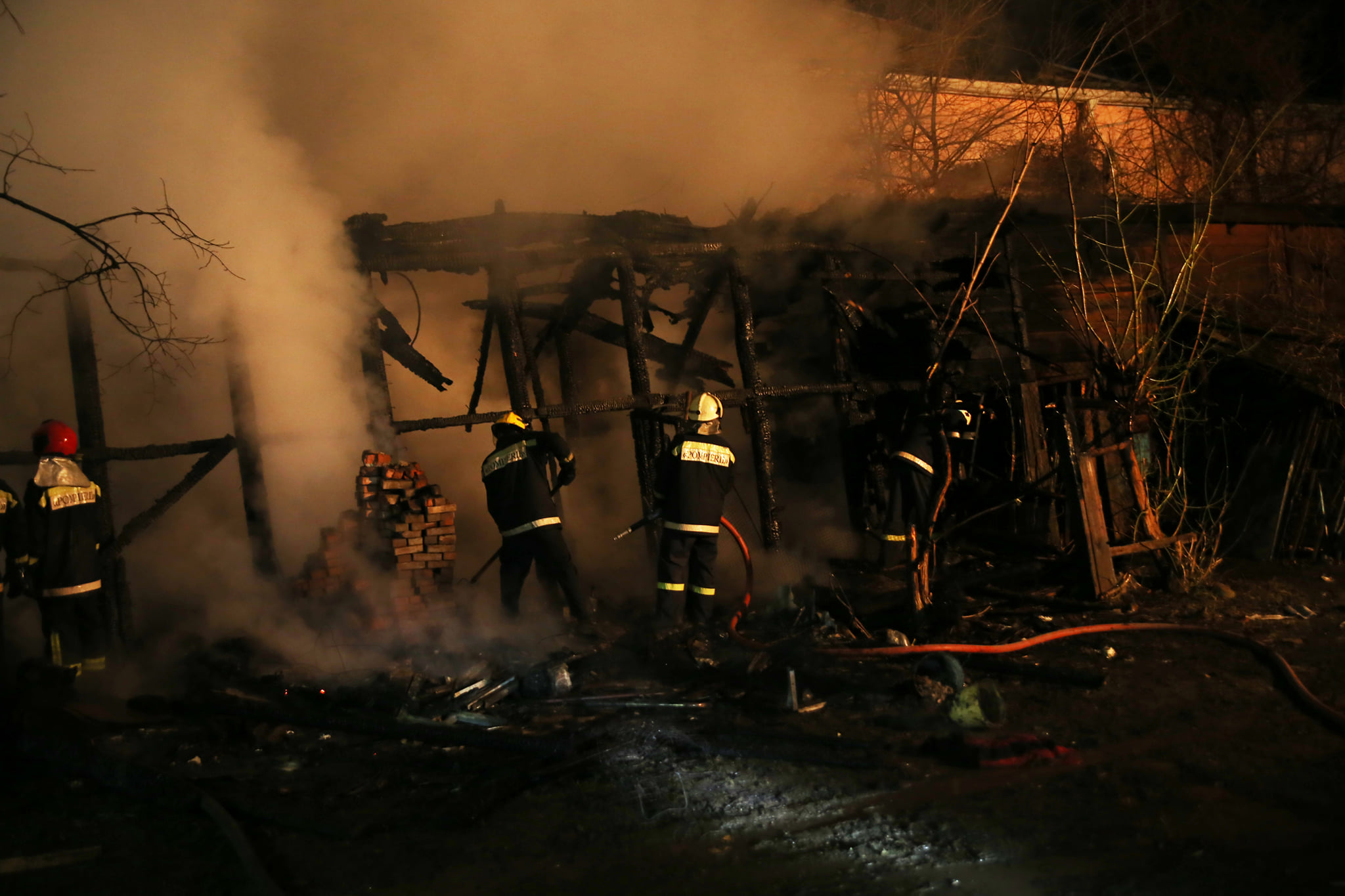 Incendiu de proporții la Bălți. Cum pompierii au reușit să evite o explozie? (VIDEO)