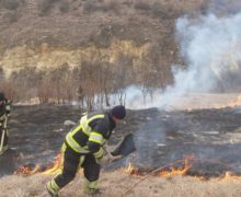 Incendii de vegetaţie în mai multe raioane ale ţării, din cauza vântului puternic (VIDEO)