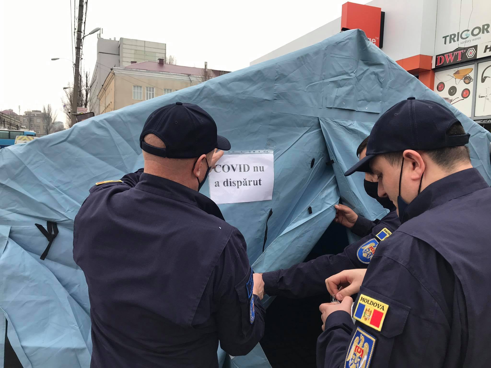 В Кишиневе спасатели устанавливают палатки из-за роста заболеваемости коронавирусом. Для чего они нужны?