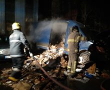 Mașini cuprinse de flăcări la Telecentru. De la ce a izbucnit incendiul? (VIDEO)