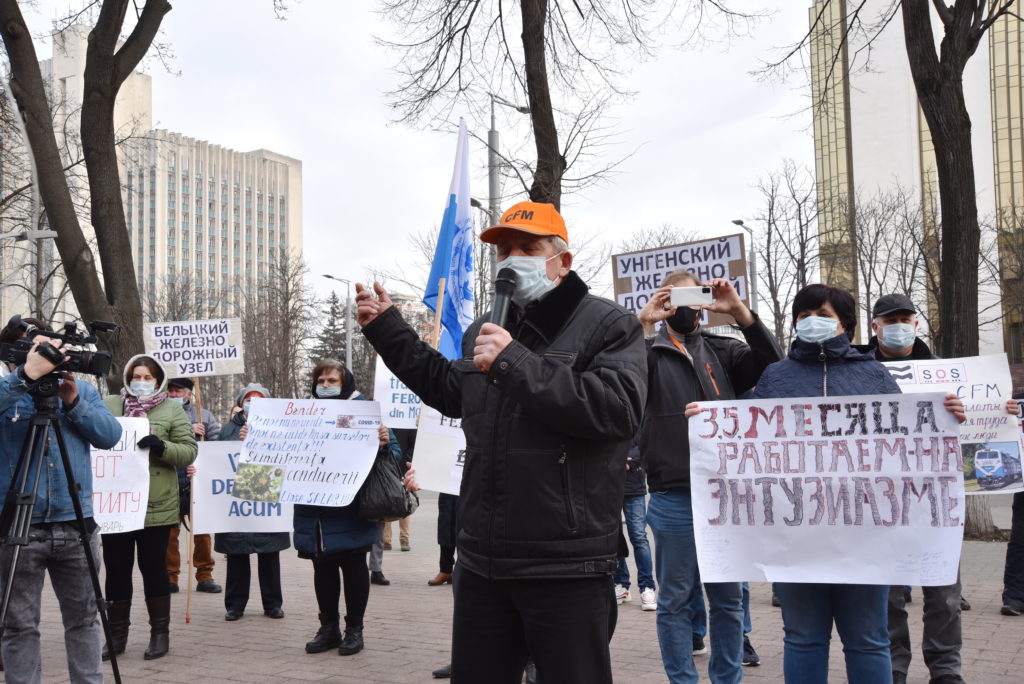 «Нас убивает не коронавирус». Как в Кишиневе протестуют железнодорожники. Фоторепортаж NM