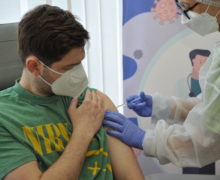 A treia doză de vaccin anti-Covid în Moldova. Ce trebuie să știm și când poate fi administrată? Ghid NM