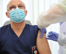 В первый день вакцинации в Молдове привили от коронавируса 751 человека