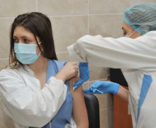 У 3,3% вакцинировавшихся от коронавируса в Молдове возникли побочные эффекты. Тяжелых реакций нет