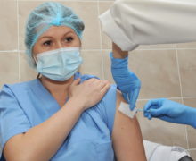 В Молдове сделали прививку от коронавируса 80% врачей и медсестер