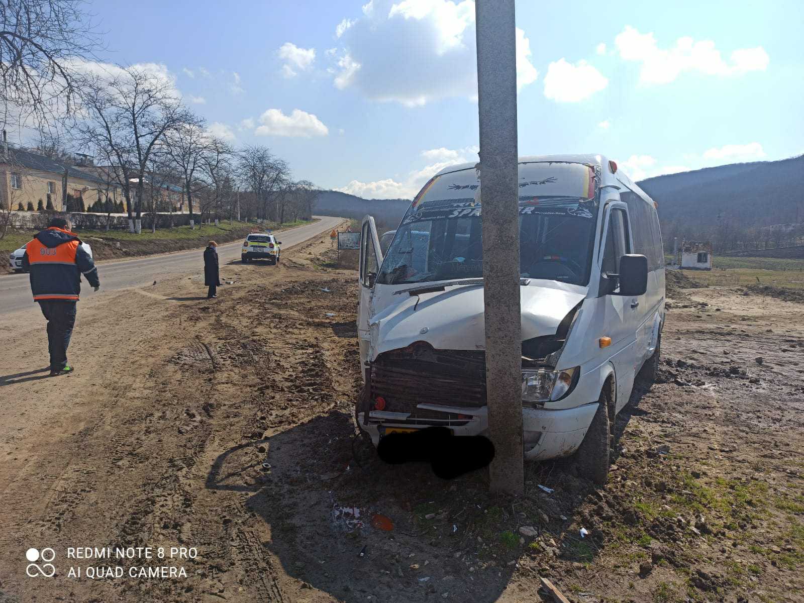FOTO // Accident cu implicarea unui microbuz de rută, la Hîncești