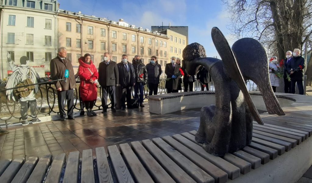 В Петербурге появился памятник врачам, погибшим во время пандемии коронавируса (ФОТО)