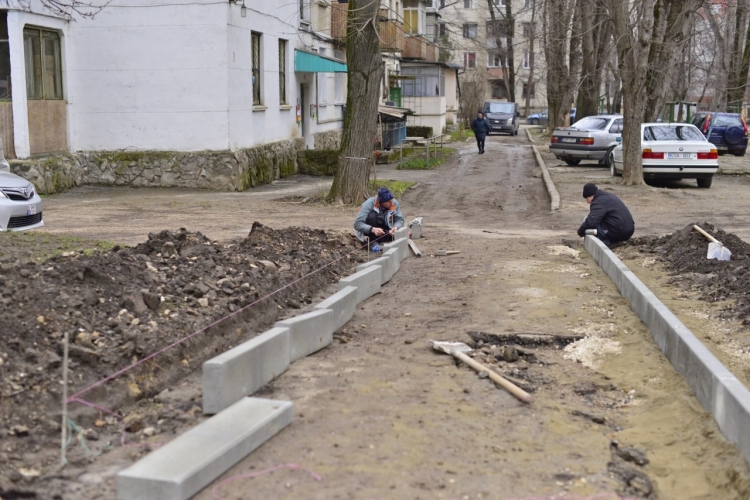 В Кишиневе реконструируют сквер на улице Димо (ФОТО)