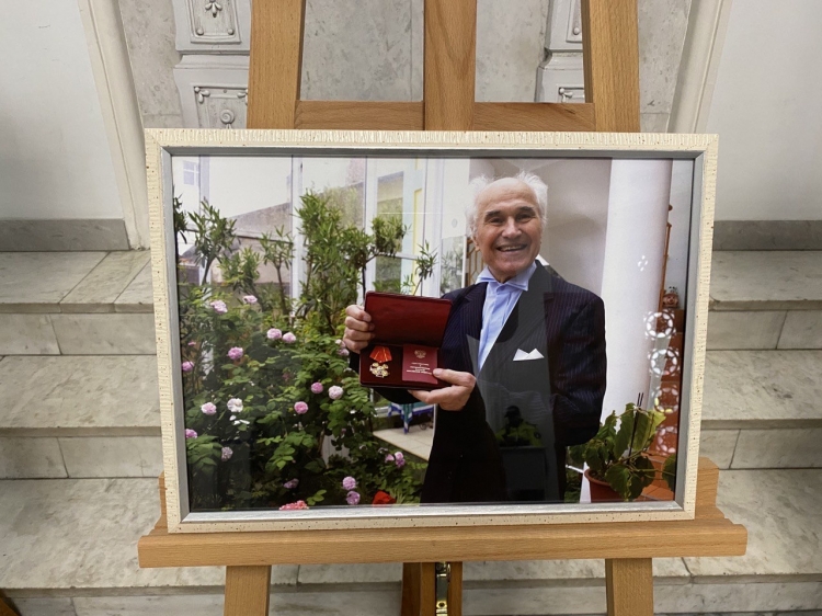 В мэрии Кишинева открылась фотовыставка, посвященная 84-летию Евгения Доги