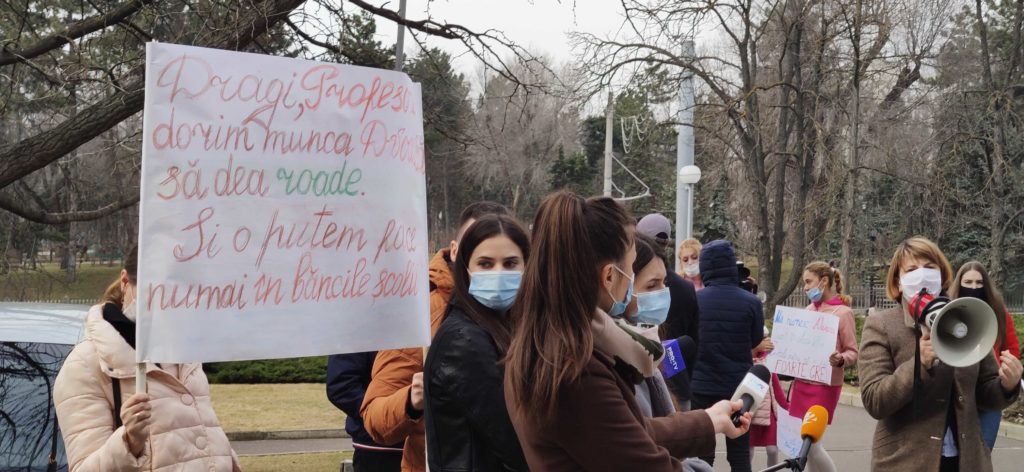 Protest în fața guvernului, față de educația online. Secretarul MECC discută cu părinții (VIDEO)