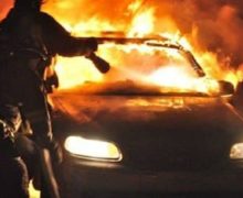 В Сынжере на парковке сгорели легковой автомобиль и автобус