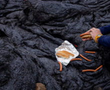 Ученые пожарили хот-доги на проснувшемся вулкане Фаградалсфьяль в Исландии