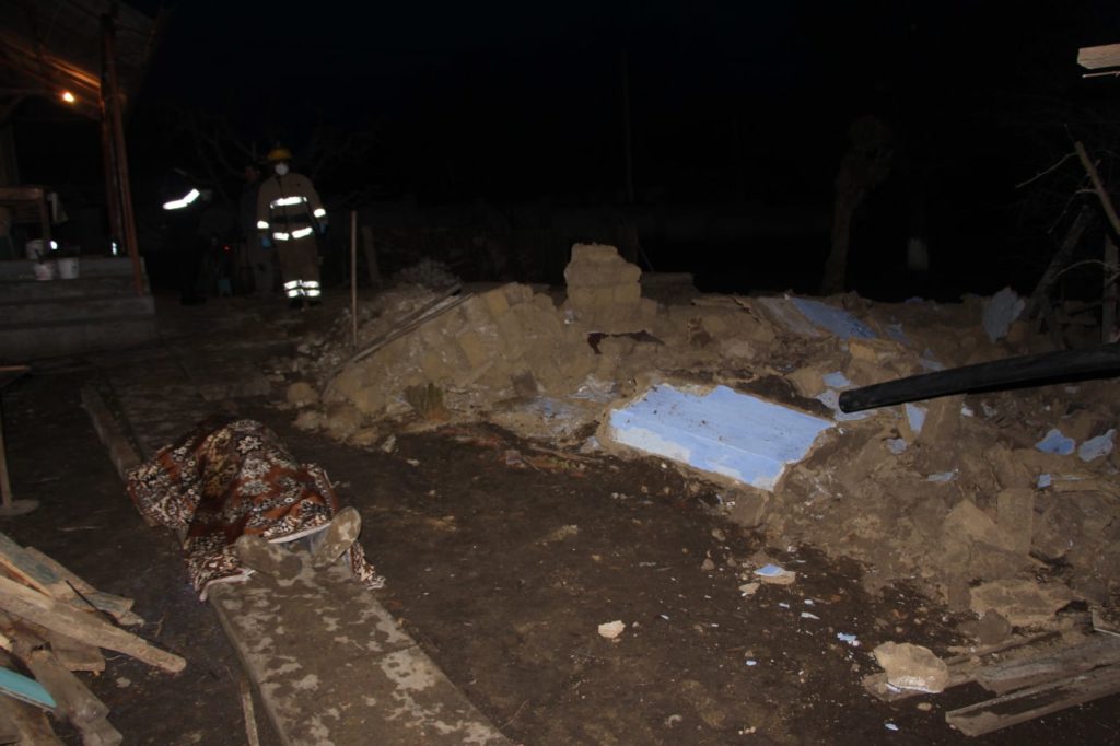 Un perete s-a prăbușit peste doi bărbați la Nisporeni. Un tânăr de 27 de ani a murit (FOTO)