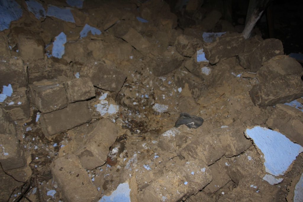 Un perete s-a prăbușit peste doi bărbați la Nisporeni. Un tânăr de 27 de ani a murit (FOTO)