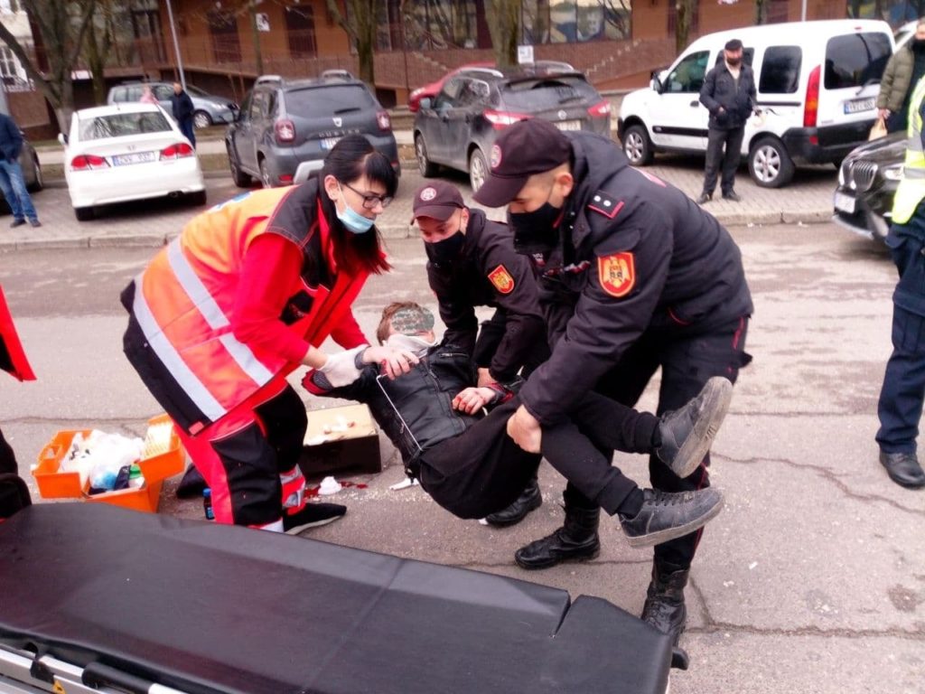 Un tânăr de 20 de ani a fost lovit de o mașină pe str. Alba Iulia din capitală (FOTO)