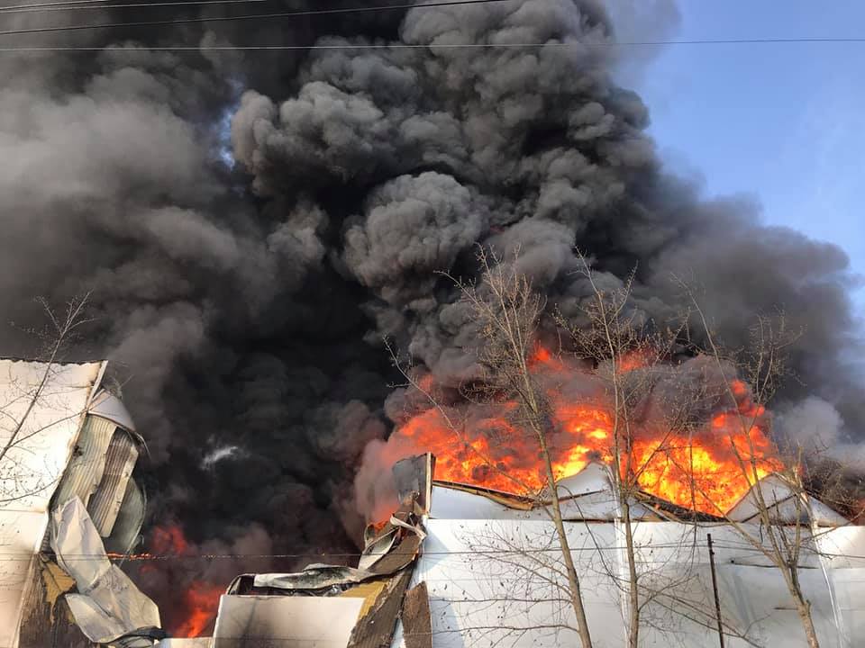 Incendiu puternic la un depozit cu vopsea de pe strada Calea Basarabiei. Precizările IGSU (FOTO/VIDEO)