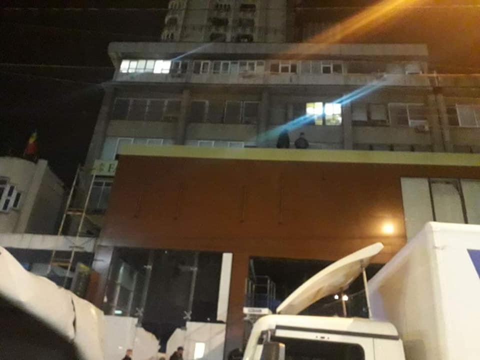 Firma unui centru comercial din sectorul Râșcani a fost scoasă, noaptea, sub supravegherea poliției (FOTO)