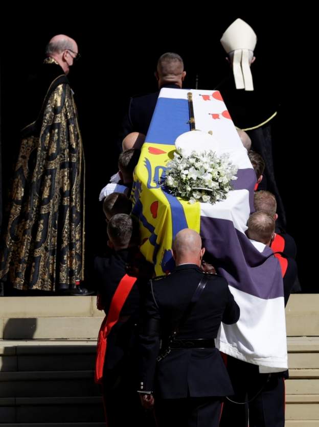 Prințul Philip a fost înmormântat. Doar 30 de membri ai familiei au luat parte la funeralii (FOTO)