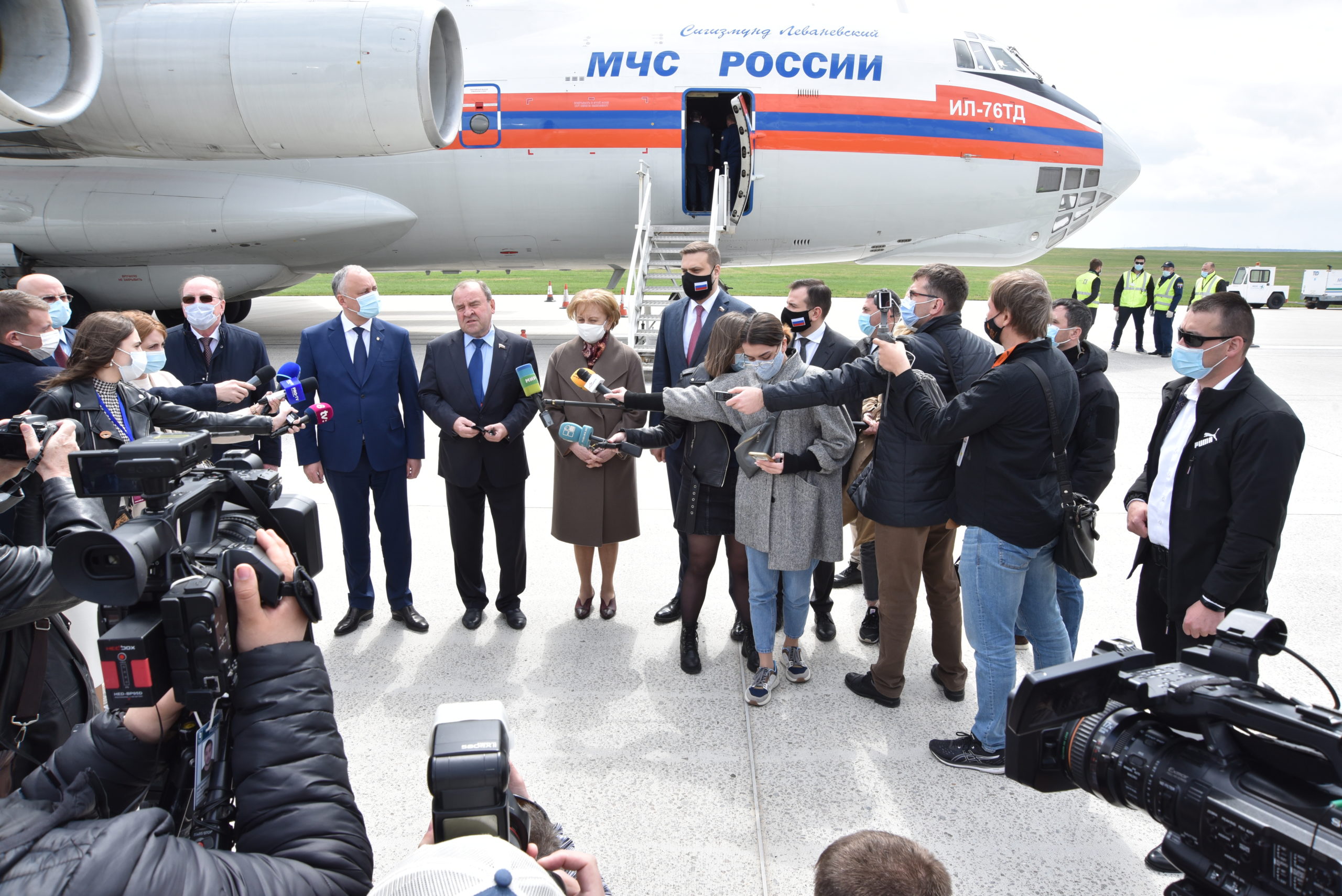Как в Кишиневском аэропорту принимали партию российской вакцины «Спутник V». Фоторепортаж NM