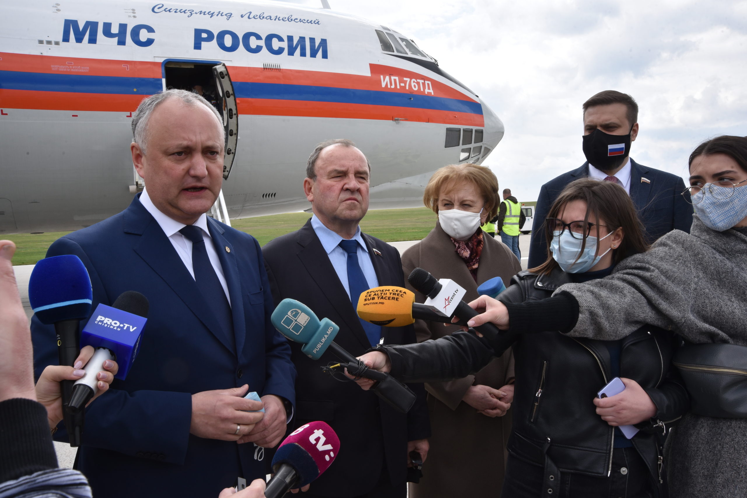 Как в Кишиневском аэропорту принимали партию российской вакцины «Спутник V». Фоторепортаж NM