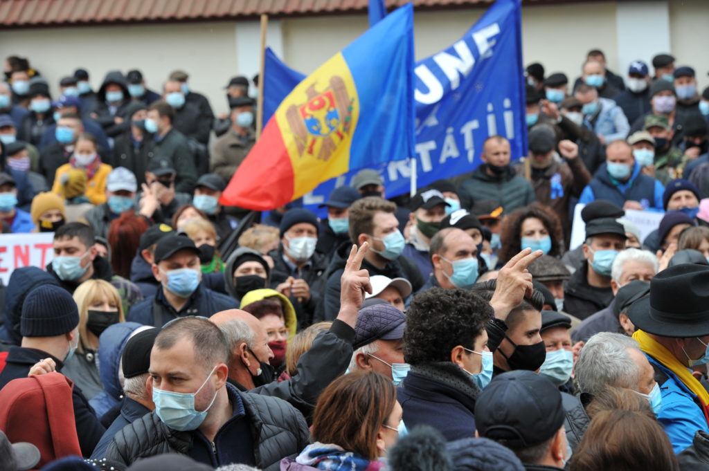 Как в Кишиневе протестовали за досрочные выборы. Фоторепортаж NM