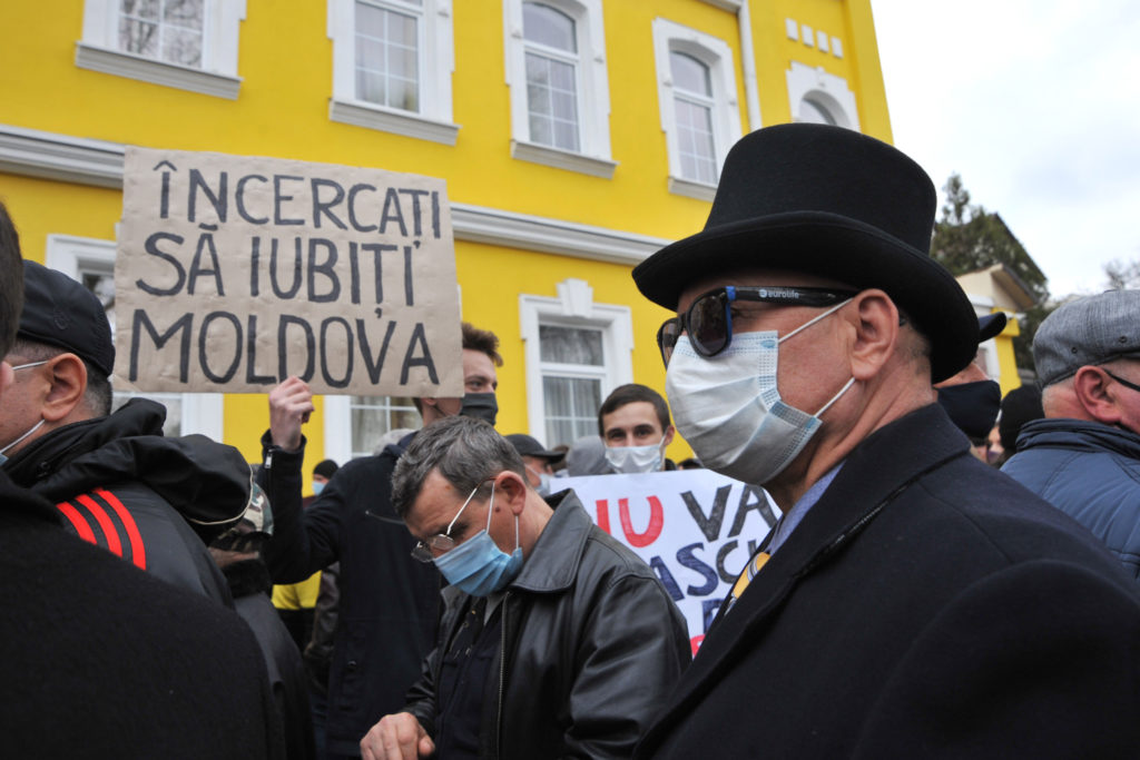 Как в Кишиневе протестовали за досрочные выборы. Фоторепортаж NM