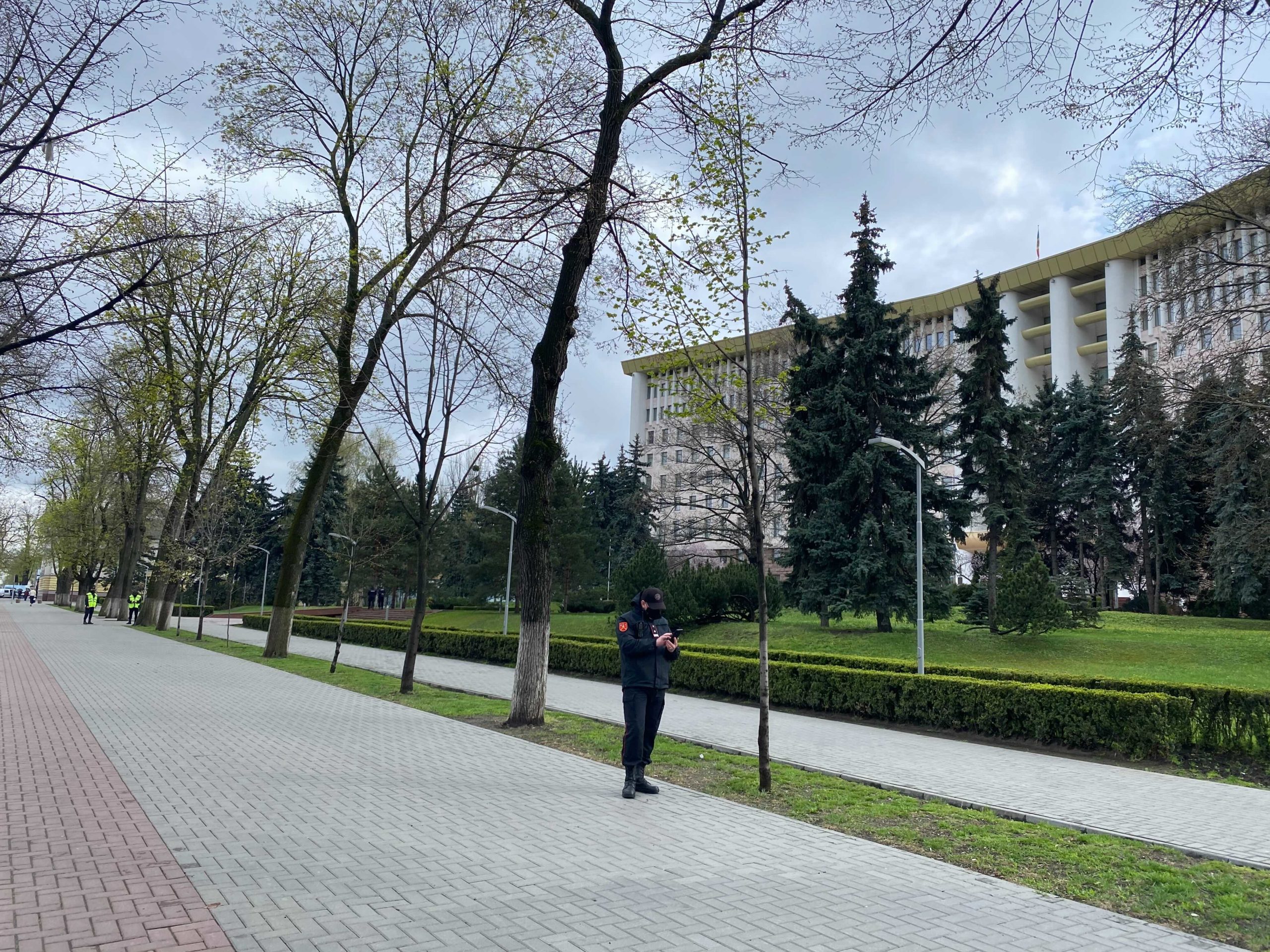 В Кишиневе к зданию парламента прибыли карабинеры (ФОТО)