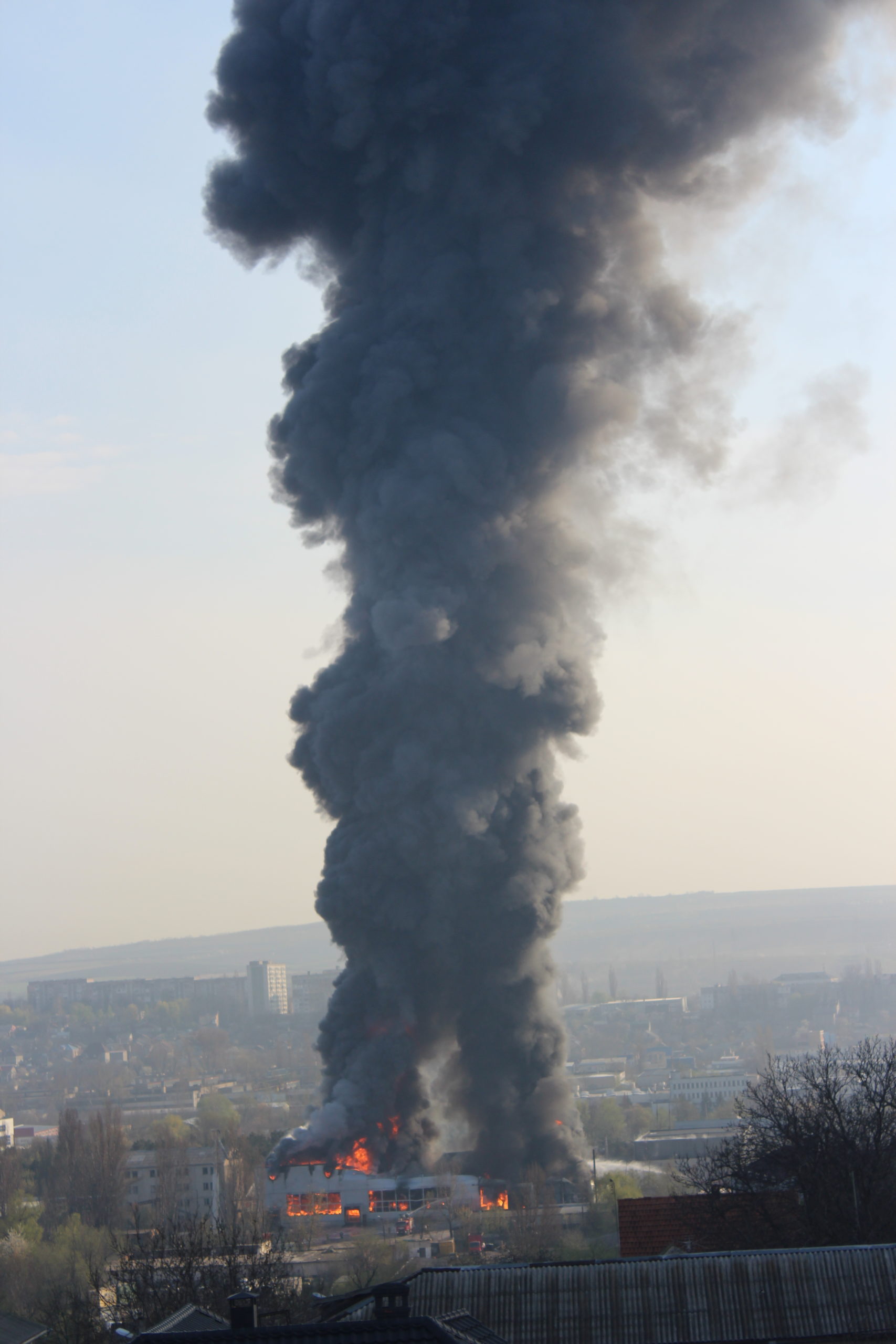 Incendiu puternic la un depozit cu vopsea de pe strada Calea Basarabiei. Precizările IGSU (FOTO/VIDEO)