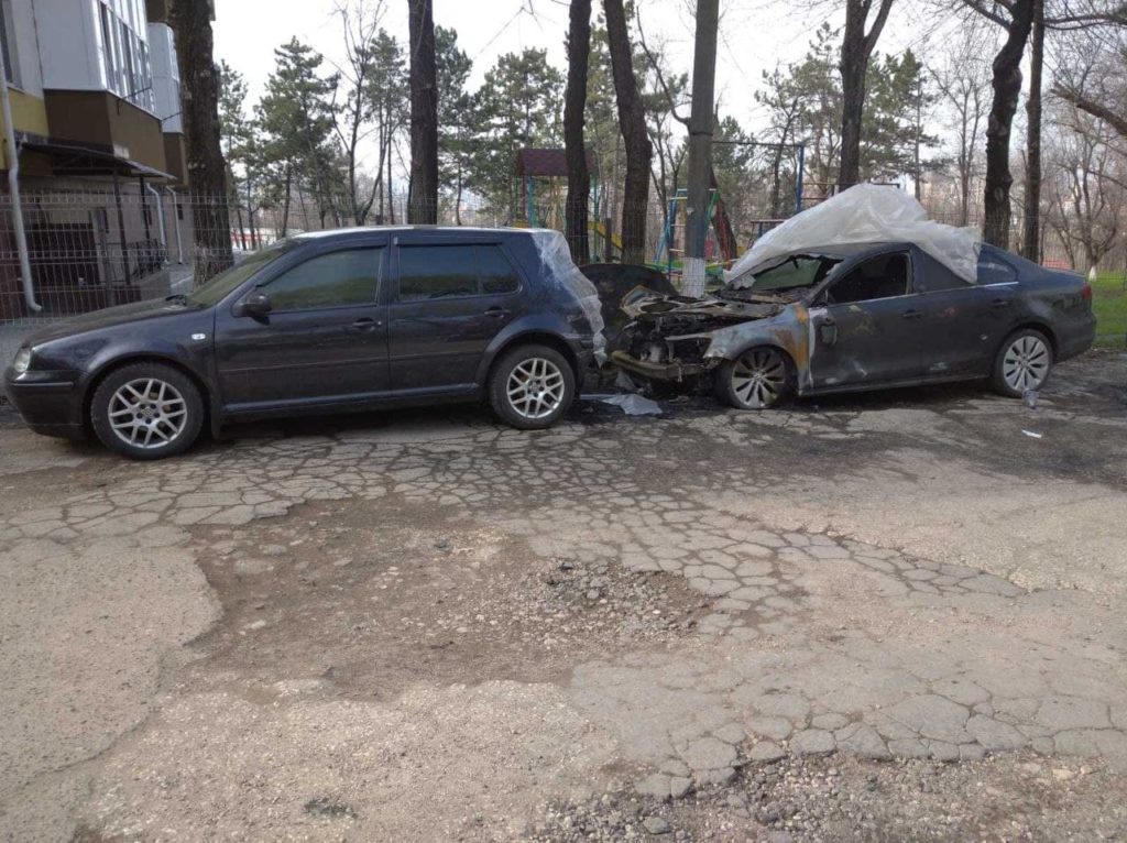 Două mașini au fost cuprinse de flăcări în sectorul Râșcani al capitalei (VIDEO)