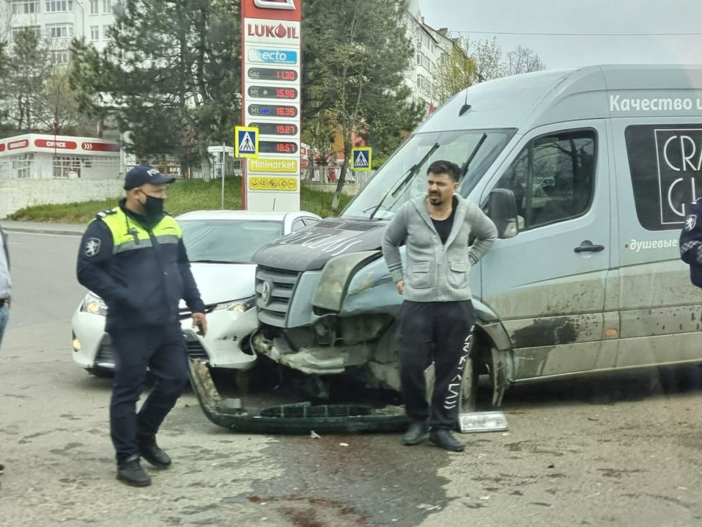 Accident cu implicarea a trei mașini la Durlești. Un bărbat a avut nevoie de îngrijiri medicale (FOTO)