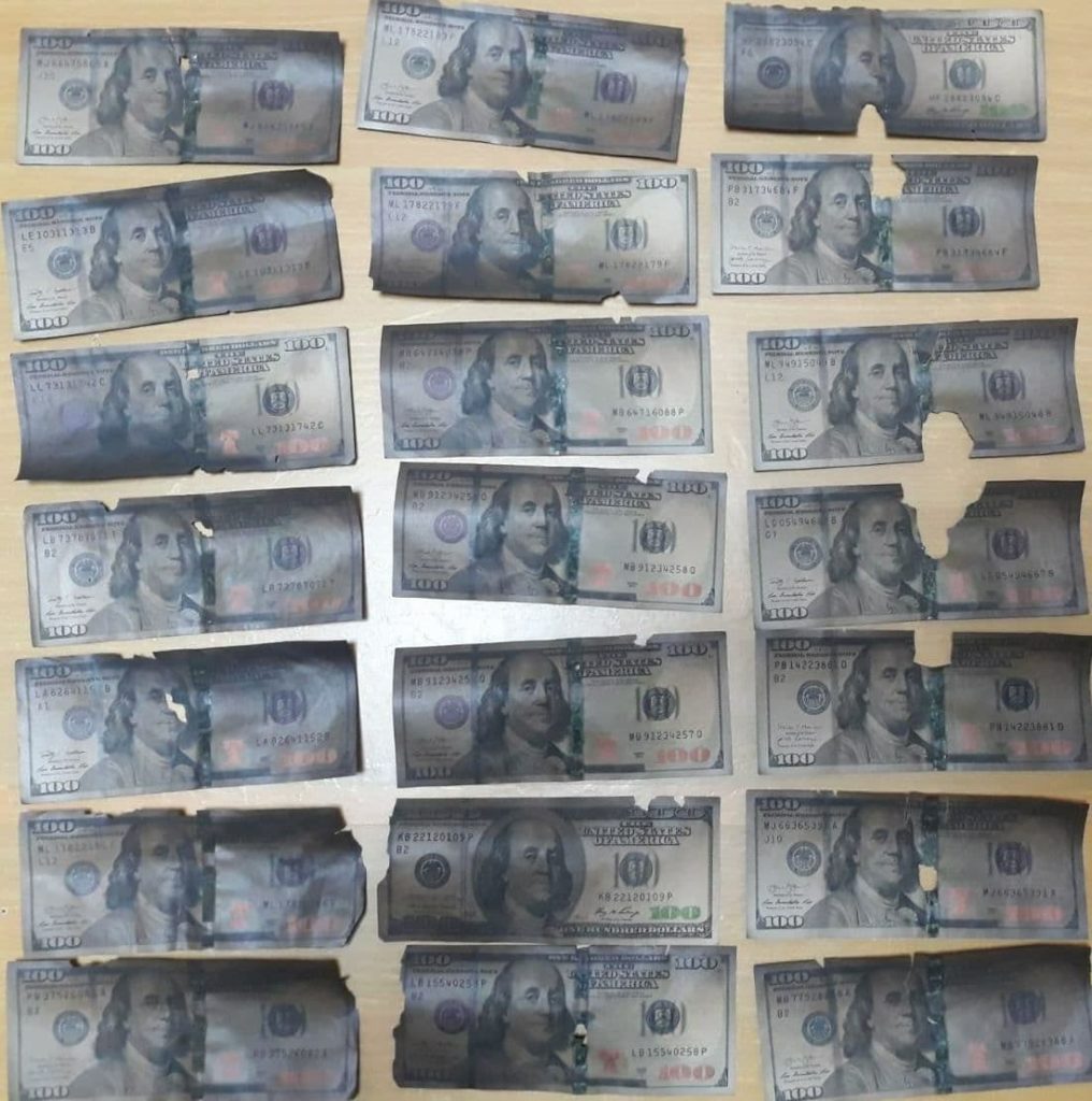 Doi minori din Ialoveni au furat $8000 și i-au ascuns într-o sobă. Ce s-a ales din bani (FOTO)