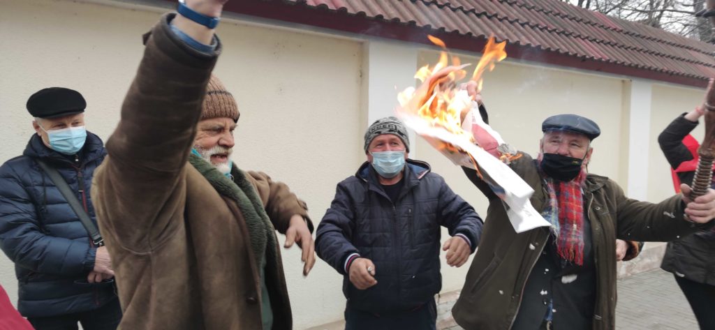 Участники акции возле здания КС сожгли газету ПСРМ с фотографией Додона (ФОТО)