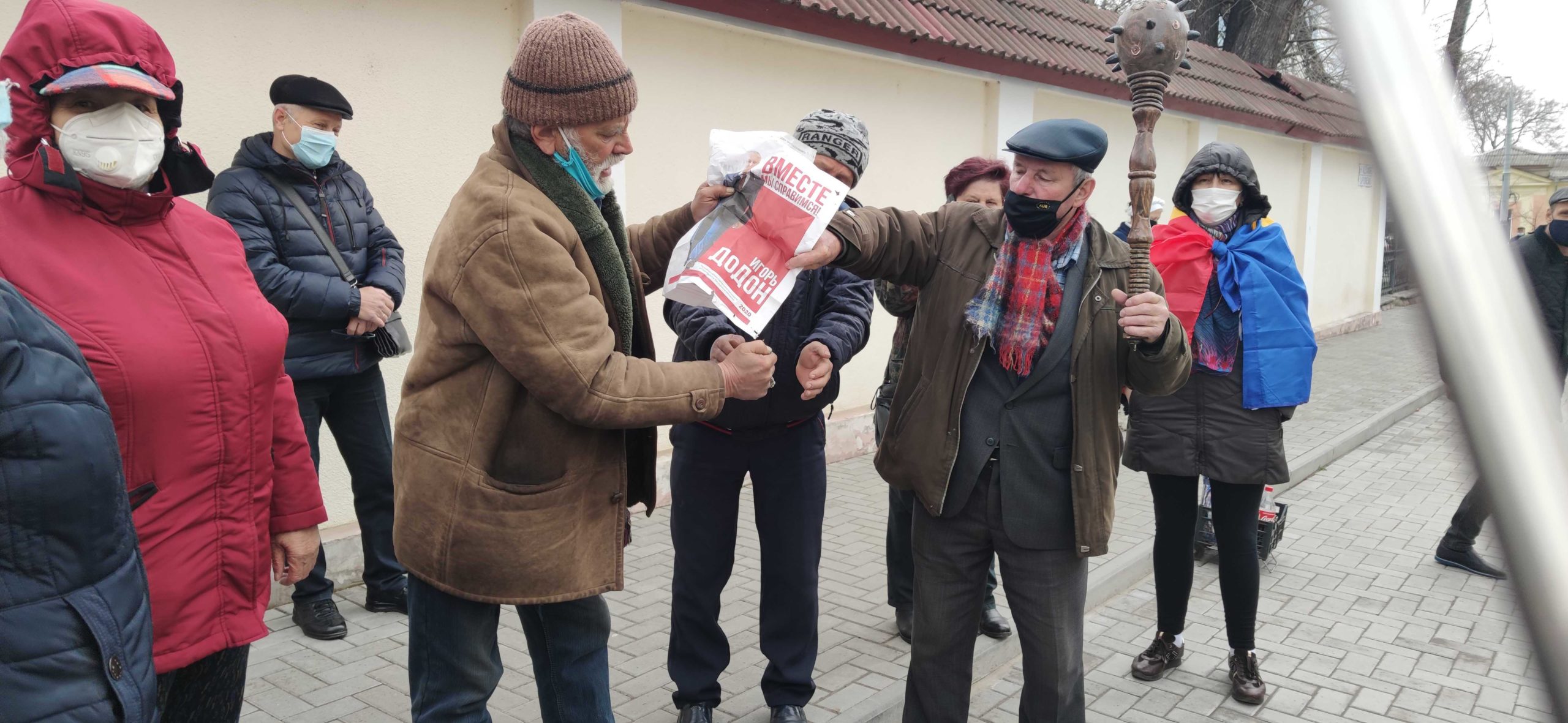 Câțiva protestatari au dat foc la ziarul „Socialiștii” pe care era imprimată fotografia lui Igor Dodon (FOTO)