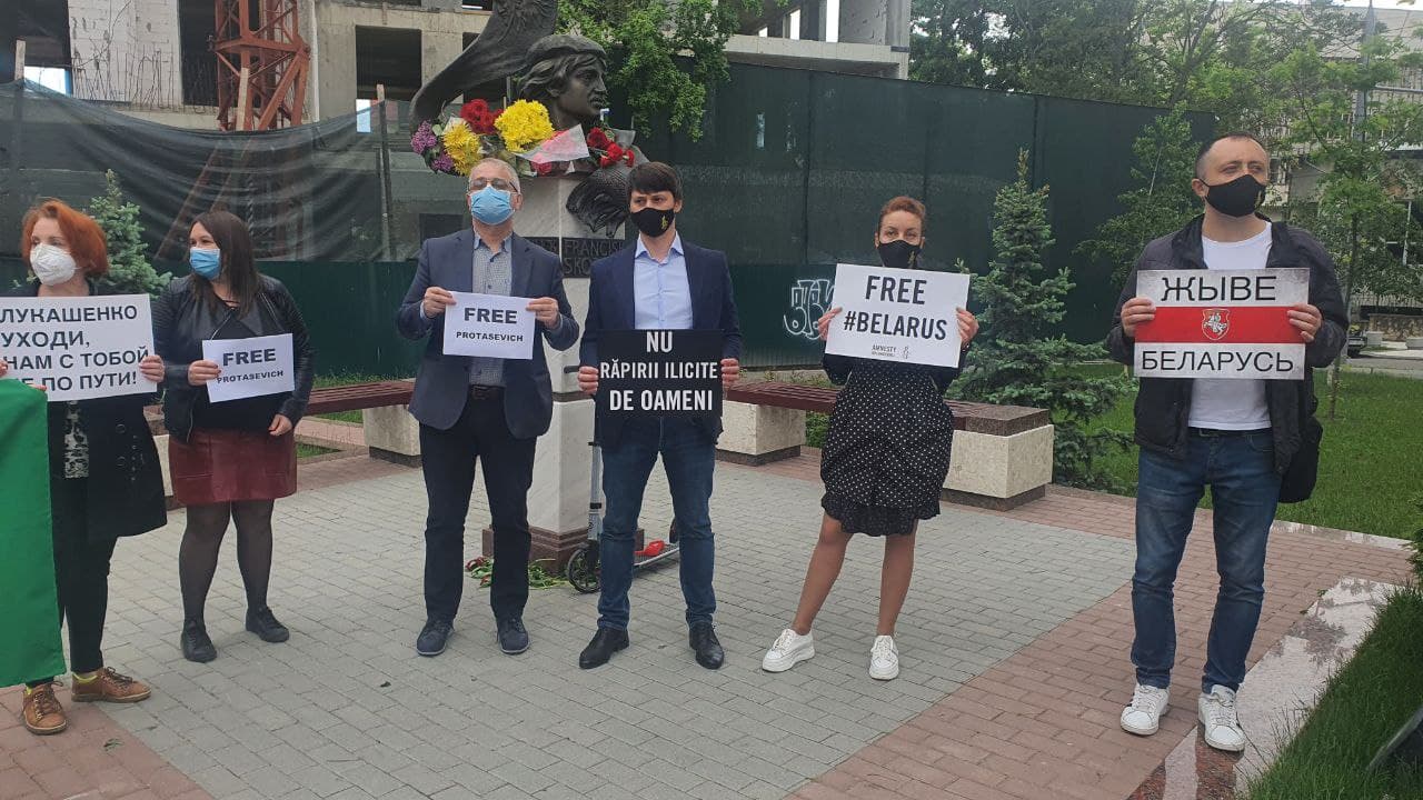 Protest la Ambasada Republicii Belarus în legătură cu reținerea jurnalistului Roman Protasevici 