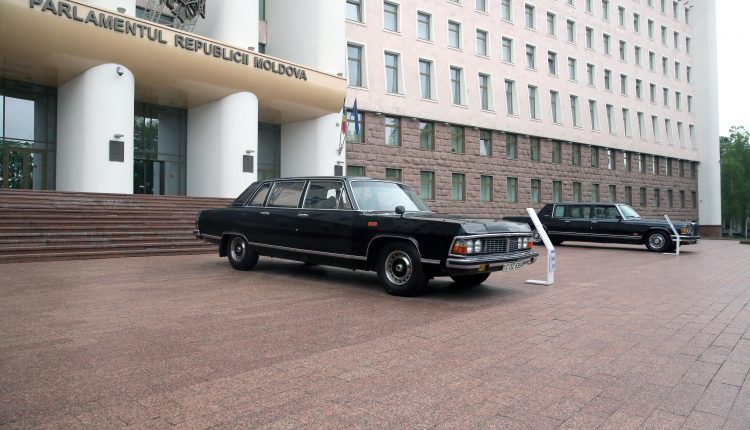 В Кишиневе в сквере парламента открылась выставка ретро-автомобилей (ФОТО)