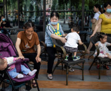 В Китае семьям разрешили иметь троих детей