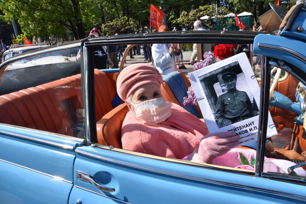 Arme, mașini retro și panglica Sf. Gheorge. Cum au sărbătorit socialiștii 9 mai (REPORTAJ FOTO)