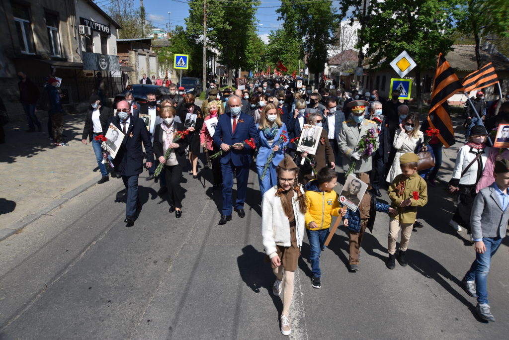 Arme, mașini retro și panglica Sf. Gheorge. Cum au sărbătorit socialiștii 9 mai (REPORTAJ FOTO)