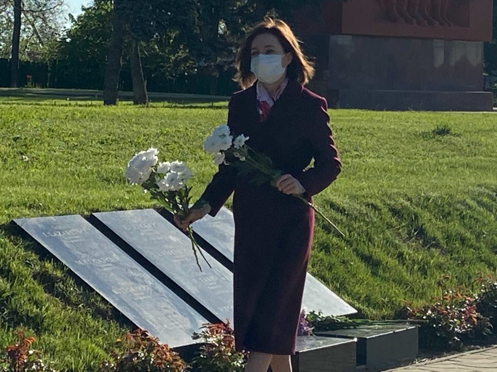 „Sacrificiul lor nu poate fi uitat”. Președinta Maia Sandu a depus flori la Memorialul „Eternitate” (FOTO)
