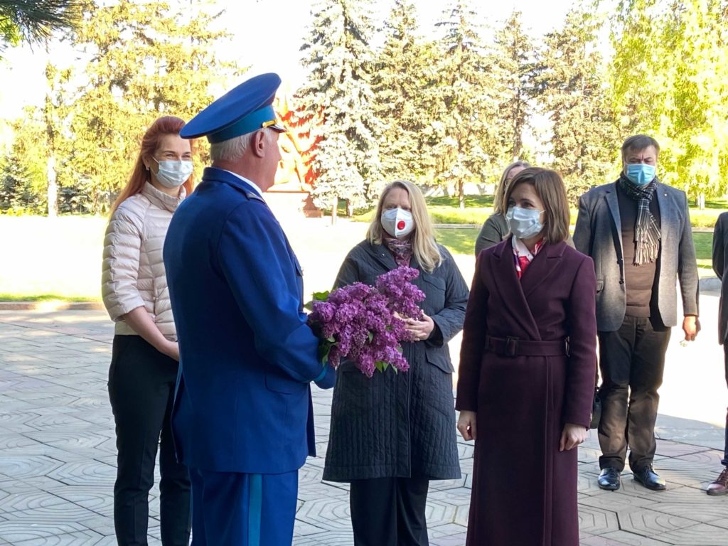 „Sacrificiul lor nu poate fi uitat”. Președinta Maia Sandu a depus flori la Memorialul „Eternitate” (FOTO)