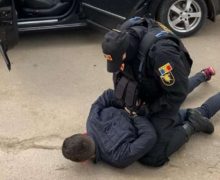 (ВИДЕО) В Кишиневе задержали мужчину, который воровал катализаторы из автомобилей