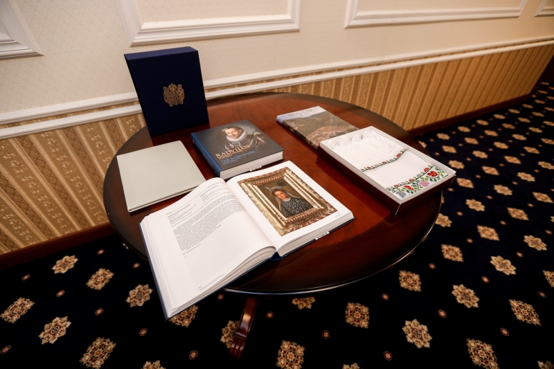 Президенты Молдовы и Литвы обменялись подарками (ФОТО)