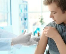В ЕС разрешили использовать вакцину Pfizer для подростков