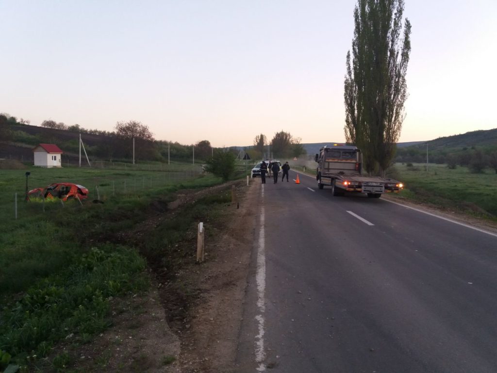 Un tânăr din Nisporeni ar fi urcat la volan în stare de ebrietate și a provocat un accident (FOTO)
