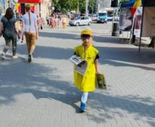 В центре Кишинева заметили ребенка, раздававшего листовки PAS. Что сказали в партии?