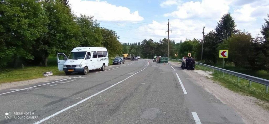 В Бричанском районе отсоединившийся прицеп стал причиной аварии (ФОТО)
