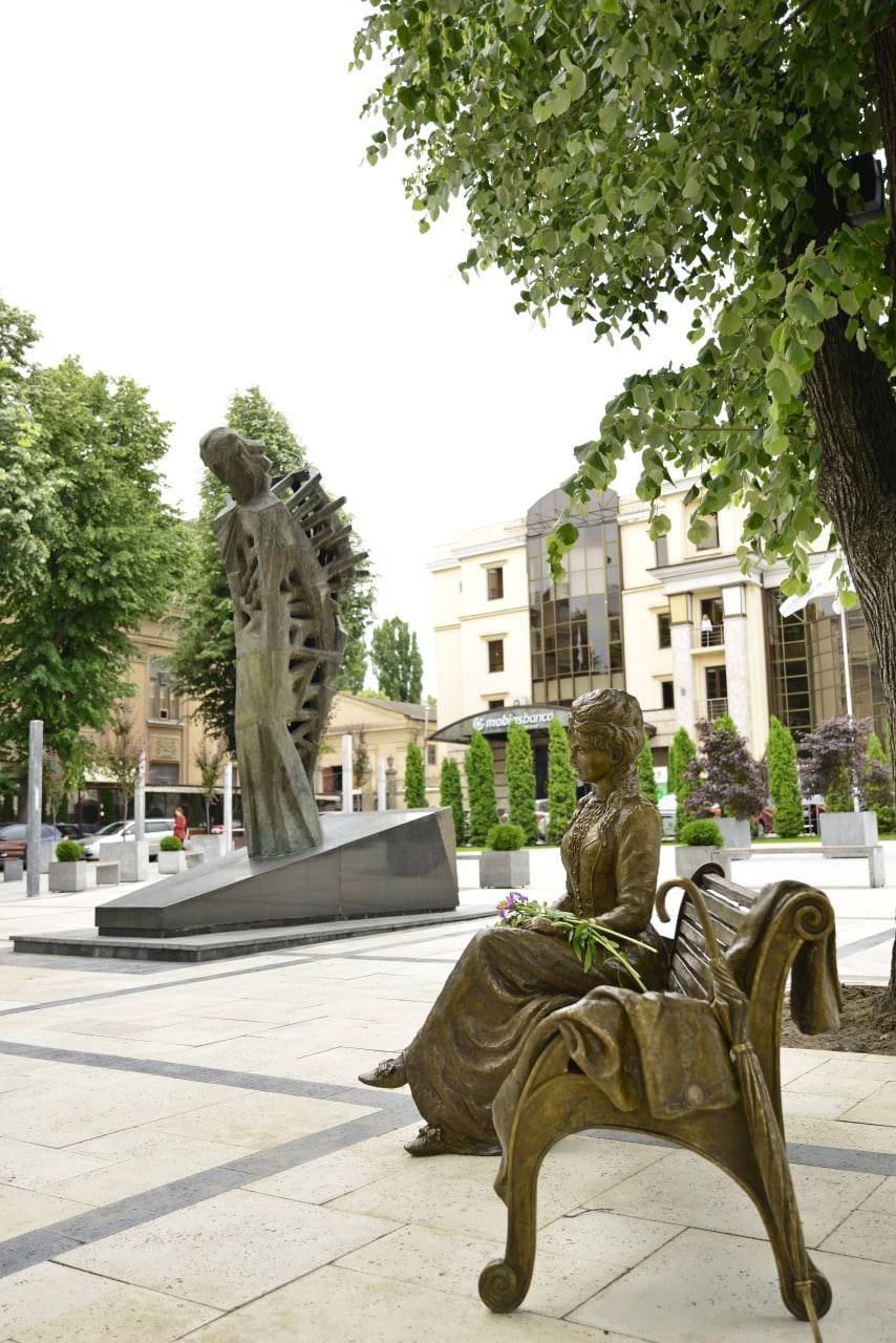 O sculptură din bronz a Veronicăi Micle, inaugurată în scuarul „Mihai Eminescu” (FOTO)