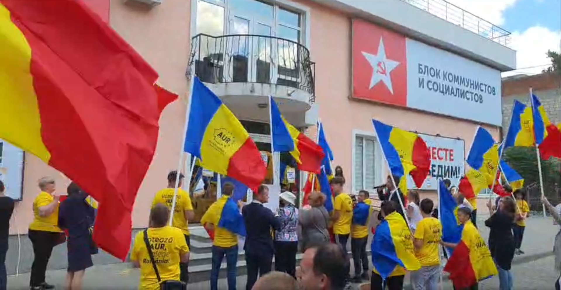 AUR a protestat la sediul PSRM. Țîrdea și Batrîncea au ieșit în fața manifestanților (FOTO)